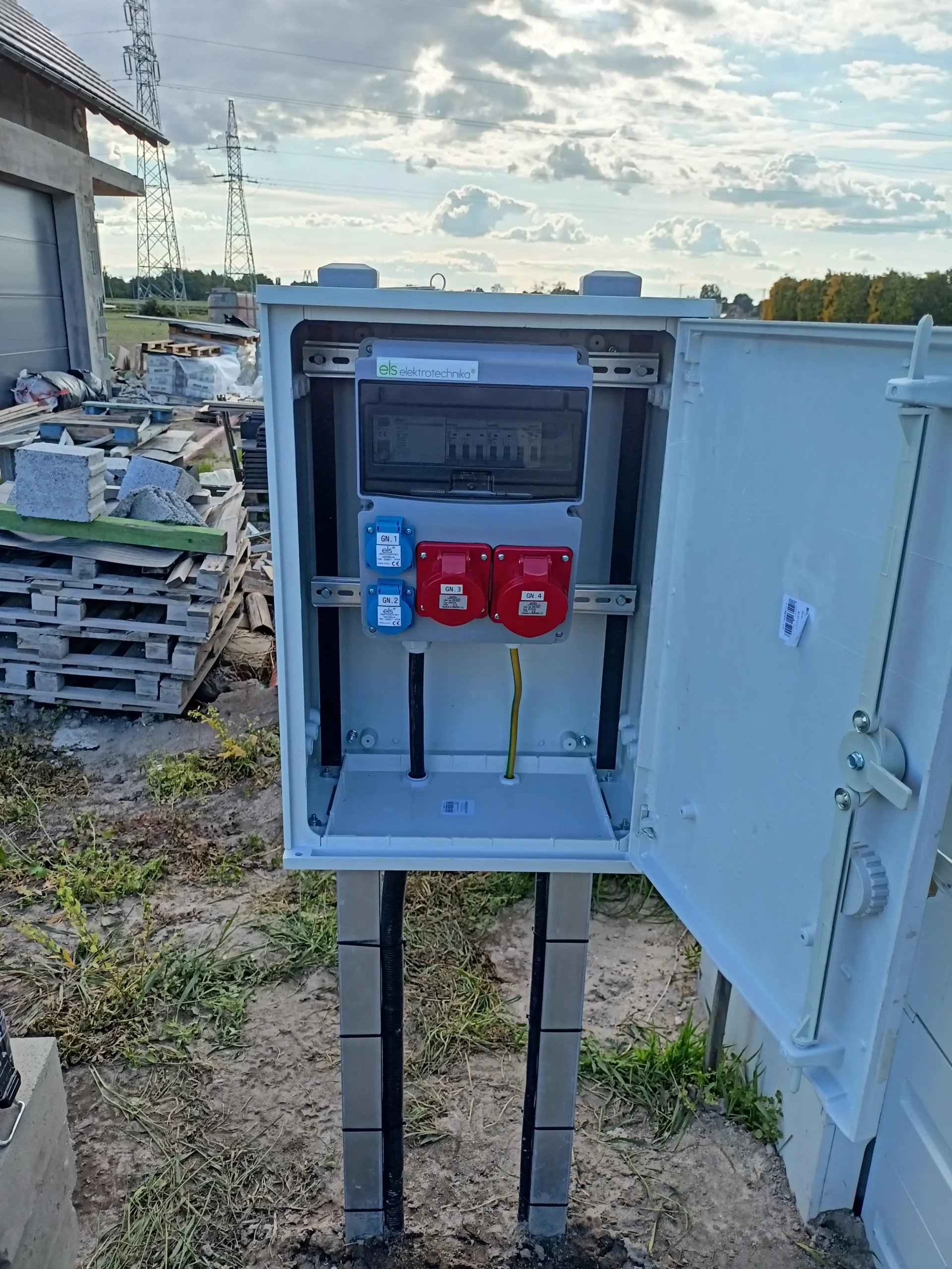 Rozdzielnica budowlana - widok wnętrza