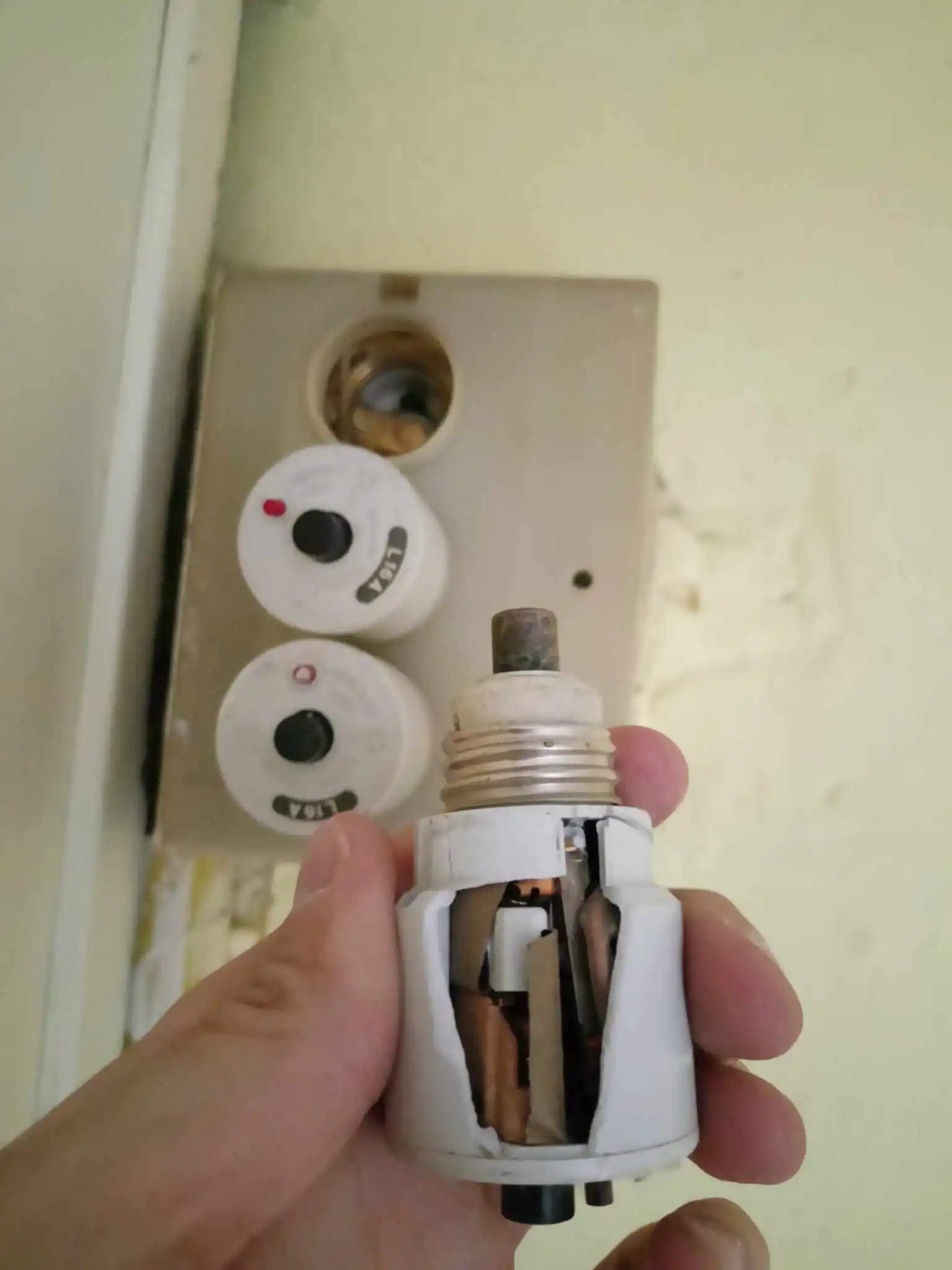 Uszkodzona obudowa zabezpieczeń