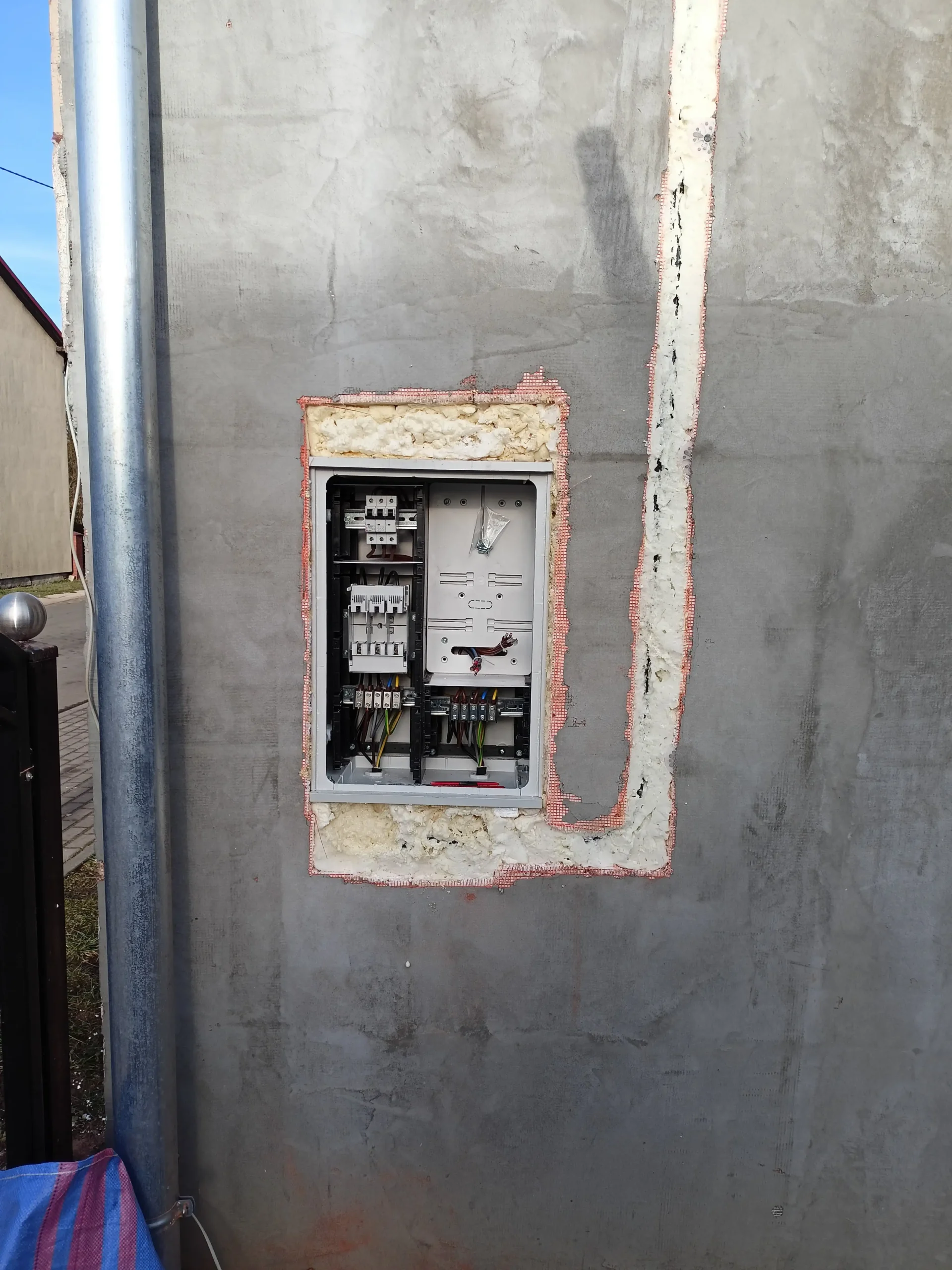 Złącze pomiarowe na elewacji