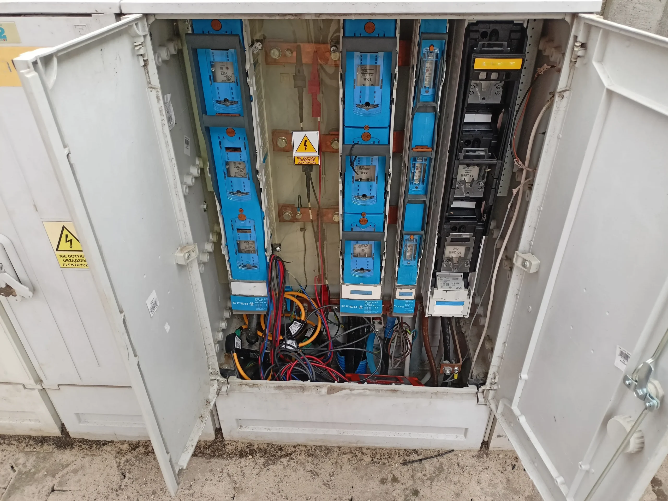 Montaż analizatora jakości zasilania w złączu kablowym Ampirion